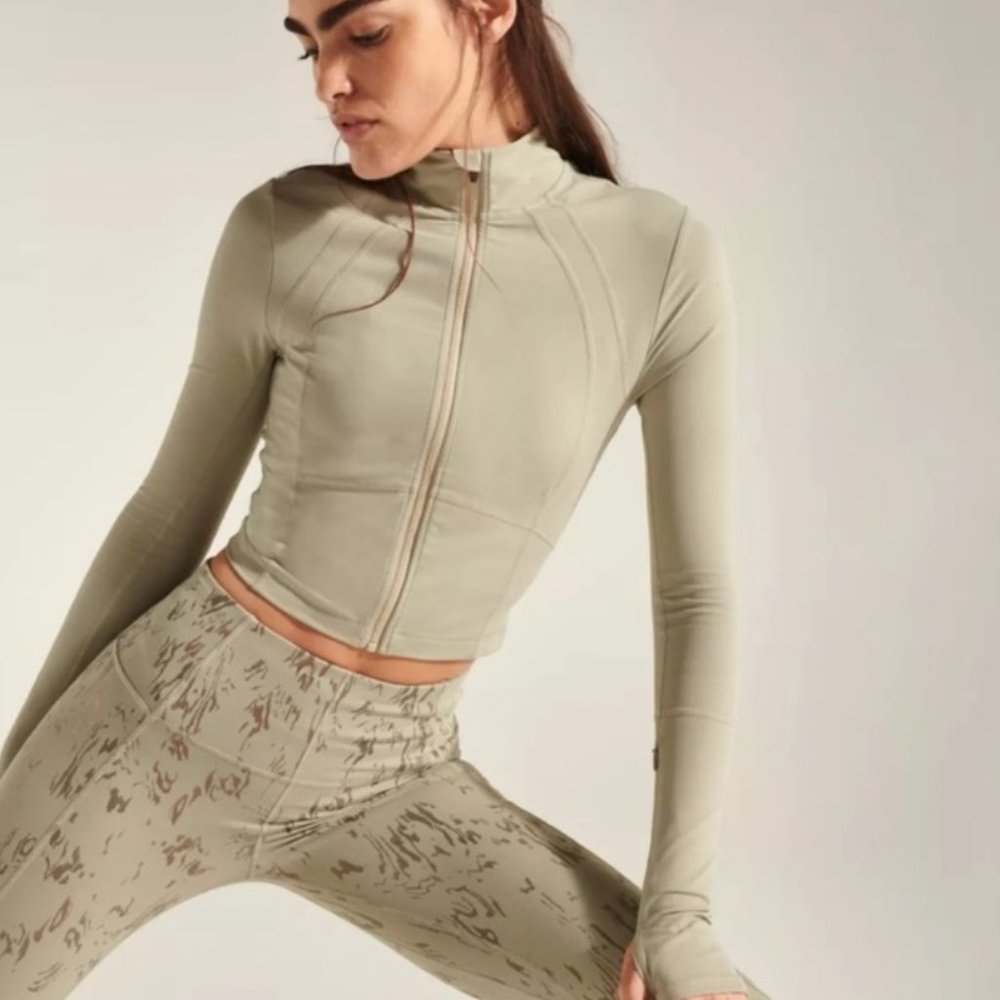 NWT Halle Berry x Sweaty Betty "Athena" Cropped Zip-Up in Chalk Green